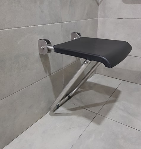 Silla plegable Porto abatible para duchas para clínicas - ALUX Soluciones