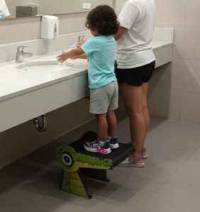 escalon infantil para lavamanos. escalon para niños para que alcancen el lavamanos